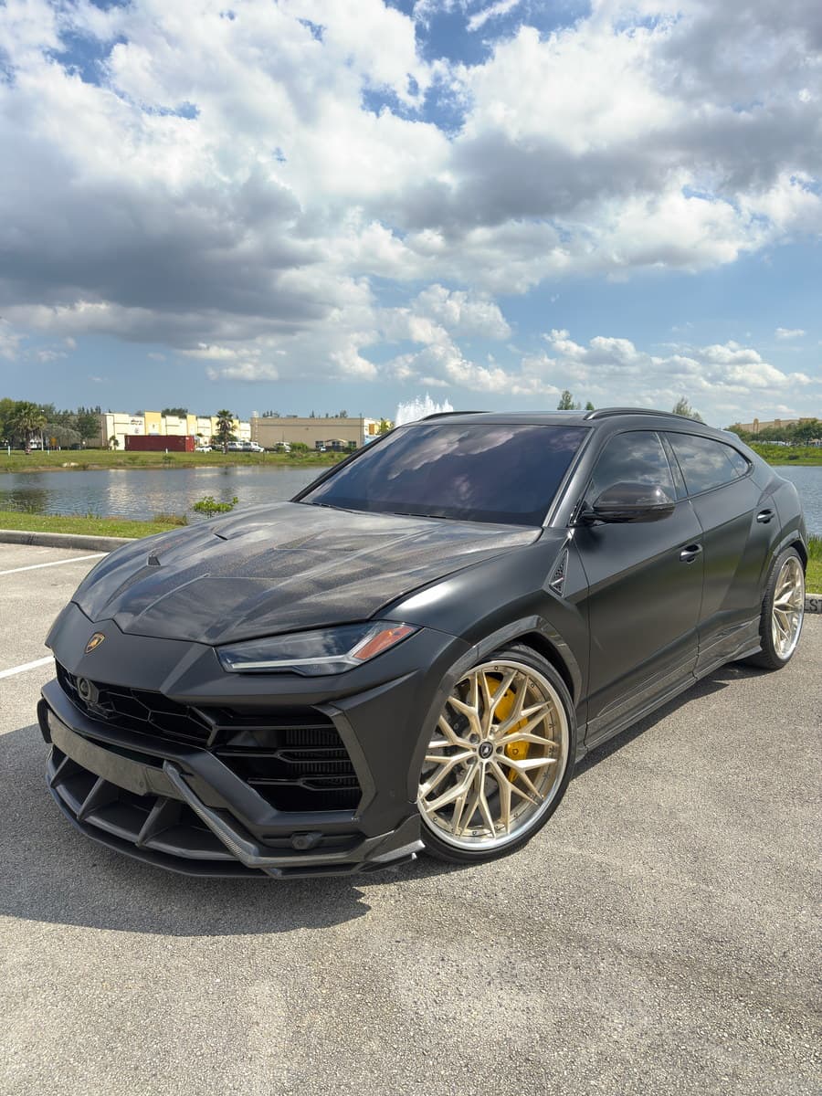 Lamborghini Urus (J Balvin Edition)