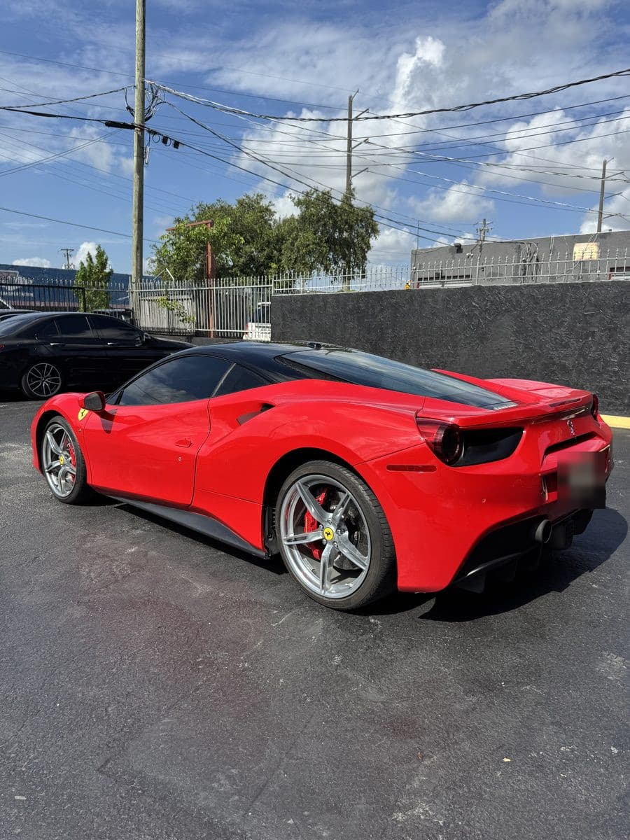 Ferrari 488 GTB photo 2