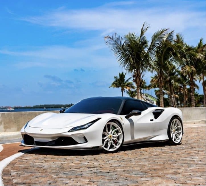 Ferrari F8 photo 2